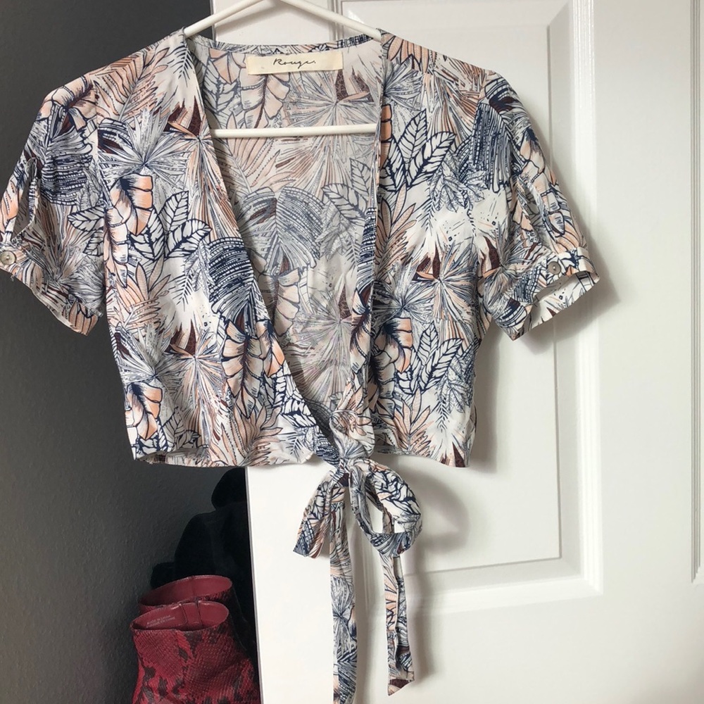 Front tie top